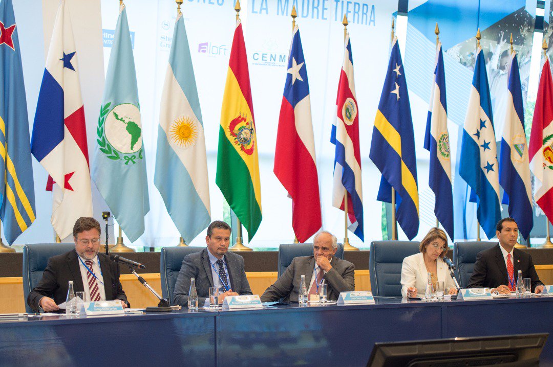 embajadaporpaz's tweet image. 1er panel, de derecha a izquierda: José C. Beltrán, Carmen Escoto, @ernestosamperp y Ernesto Jinesta. Moderador: Santiago Castellá #CUMIPAZ