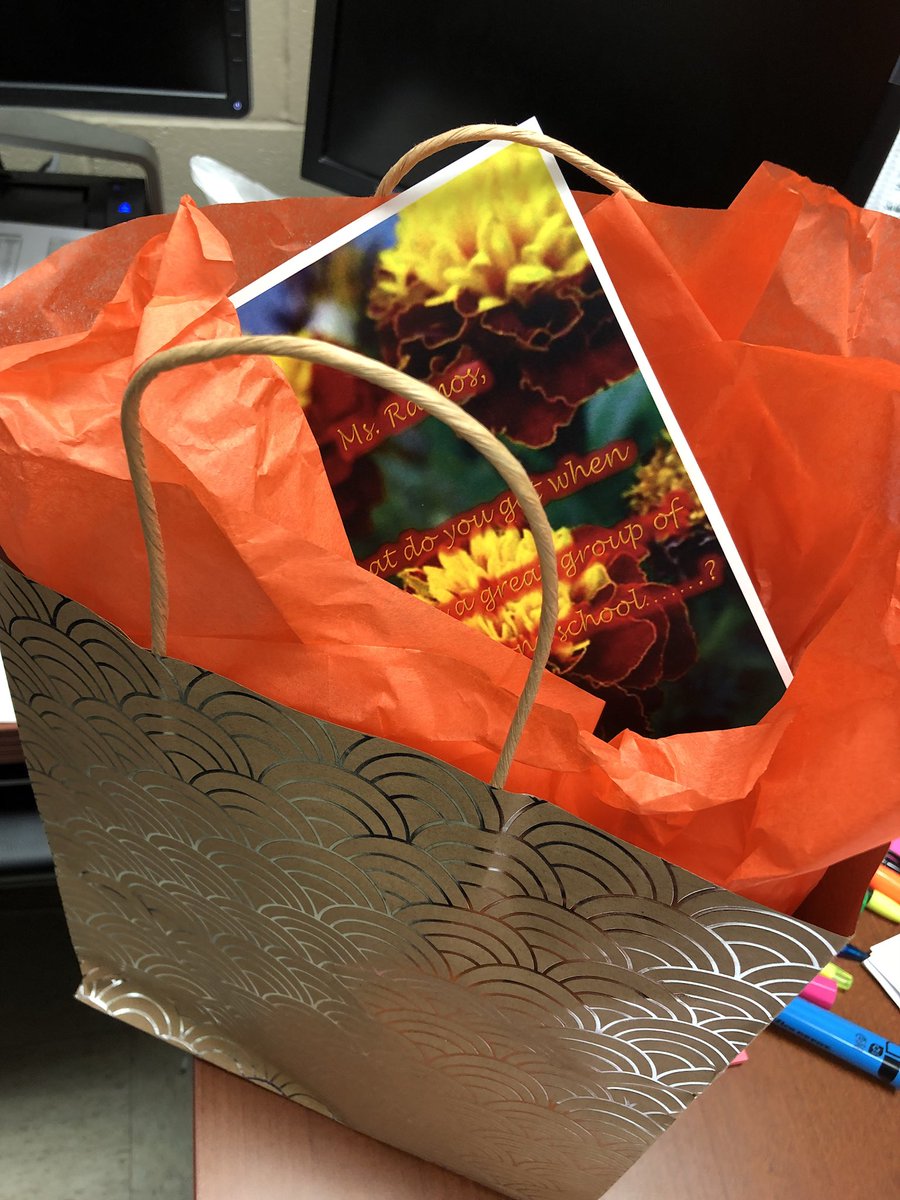 cramos_lfcisd's tweet photo. Office surprises are awesome! Thank you Ms. Quiroz! #bossesweek #iteachLFU https://t.co/Wf0fPxpGxu