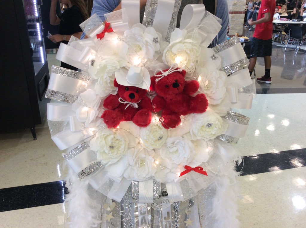 VlogFromTheRoad's tweet photo. The #mums tradition continues, a part of #Texas #highschool #homecoming tradition. https://t.co/QzYRNt0ELY