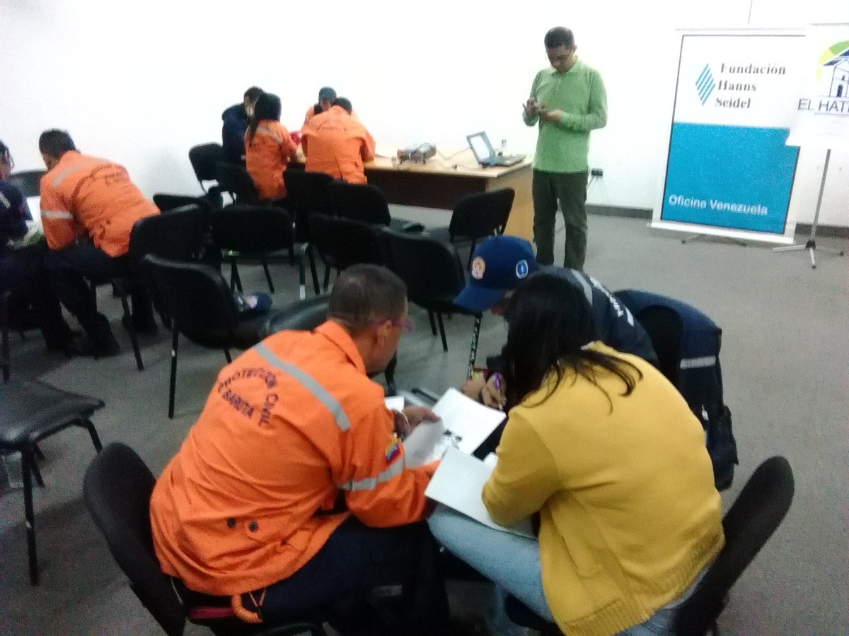 PC_ElHatillo's tweet photo. Este #19Oct nuestros efectivos participaron en un curso formador de instructores en el área de #Riesgos impartido por #Incosec https://t.co/45seqpJac9