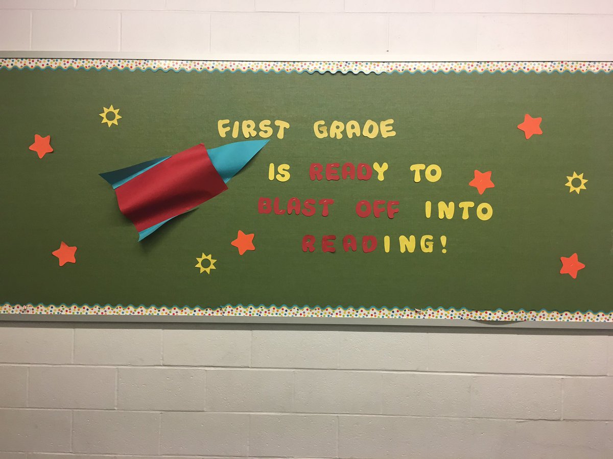 MissBeausoleil's tweet photo. Who doesn't love making bulletin boards!? Can't wait for my students to add their own reading rockets! #literacy #firstgrade https://t.co/FWwS4pyYk0