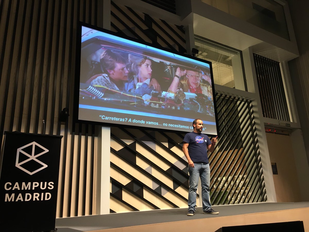 IgniteMAD's tweet photo. Es ingeniero, pero también friki, así que ya está pensando en los coches del futuro! @jaimeirastorza en #IgniteMAD5 https://t.co/CAGEPoc0Tc