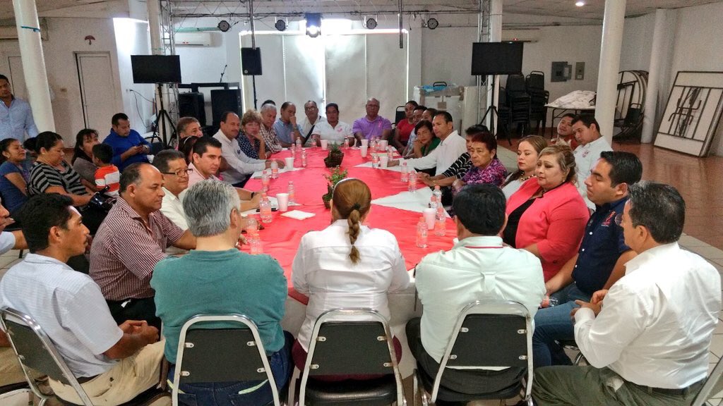CNOPTabasco1's tweet photo. Los cenopistas en Nacajuca en un acto de fortaleza tomaron protesta al Ing. Juan Díaz, quien los dirigirá con mucho éxito. #SoyPopular https://t.co/yjWxYcrfbi