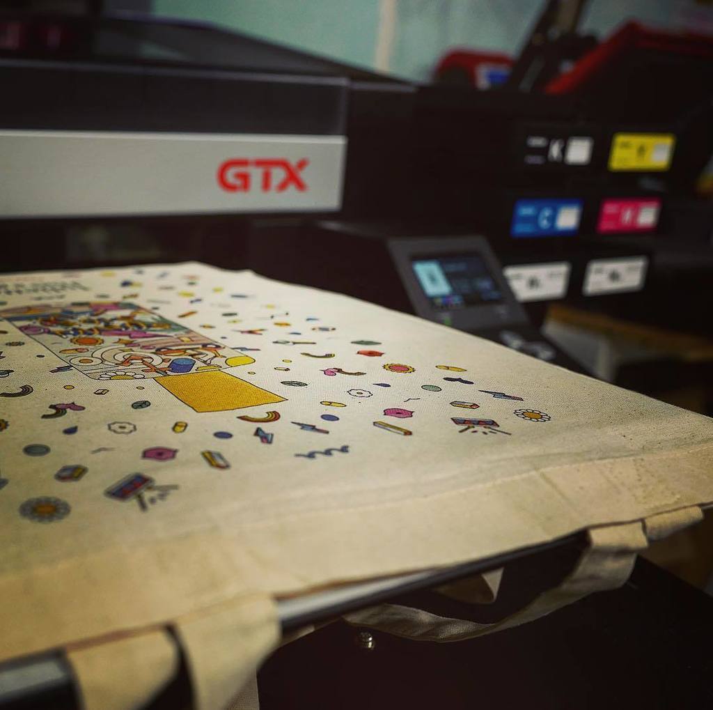 Main_Gauche's tweet photo. Impression numérique sur tote bags.
#nouvellemachine #brother #brothergtx #totebag #impressiontextile #quadri #cmy… https://t.co/FaZdueWxaQ https://t.co/tcoDpfoozg