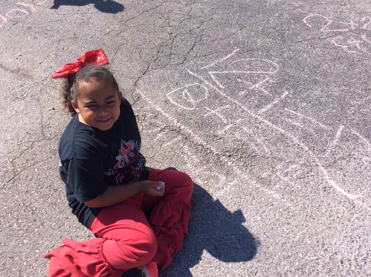 steff_0316's tweet photo. Taking our math outside on this beautiful day! @webstertrojans @MSCSTrojans #onthemove https://t.co/lmdoaCypZO