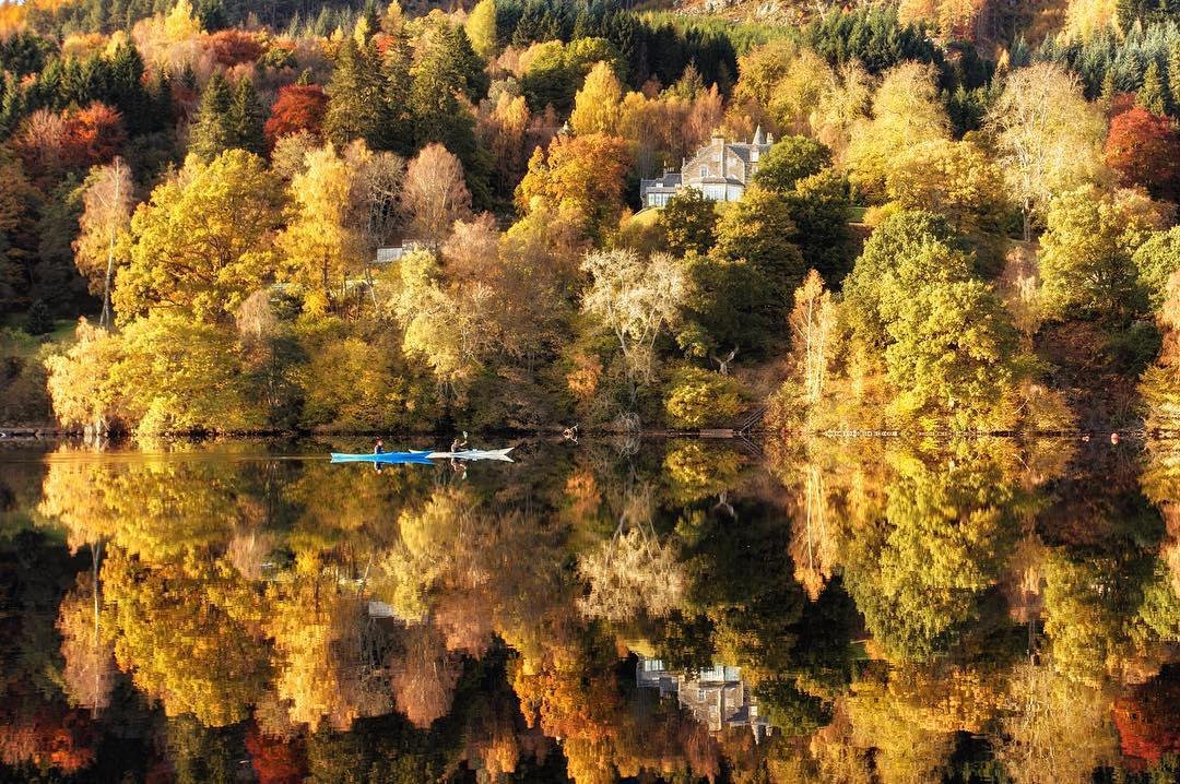 Reflection perfection on Loch Tummel, #Perthshire 😍
(Anyone else want to skim a stone on the water? Just us? 😉) 📷 instagram.com/funkmasterdoog…