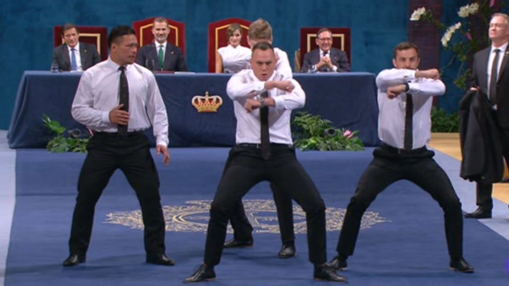 MARCATV's tweet photo. Así ha sido la haka de los 'All Blacks' ante los Reyes de España en los #PremiosPrincesadeAsturias 
▶ https://t.co/WHLgcjRc3q https://t.co/onIJFsCz9U