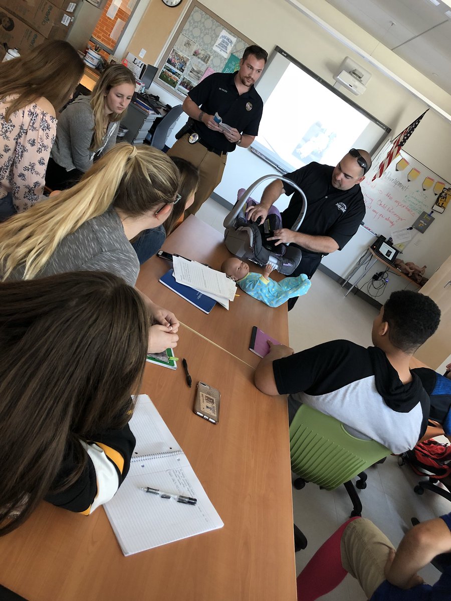FCS_MissCarta's tweet photo. Thank you East Hampton PD for teaching us about child passenger laws and demonstrating how to install a car seat! https://t.co/nIR3lXc6nR