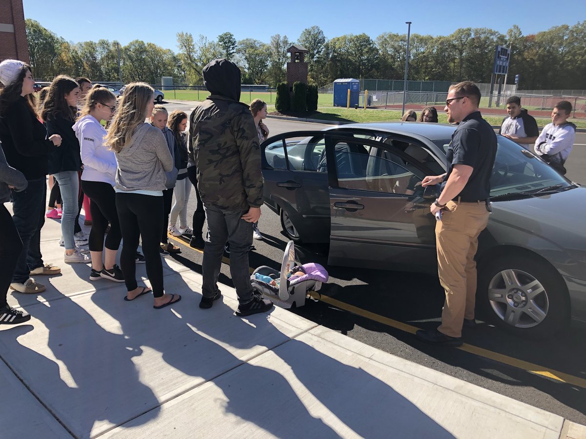 FCS_MissCarta's tweet photo. Thank you East Hampton PD for teaching us about child passenger laws and demonstrating how to install a car seat! https://t.co/nIR3lXc6nR