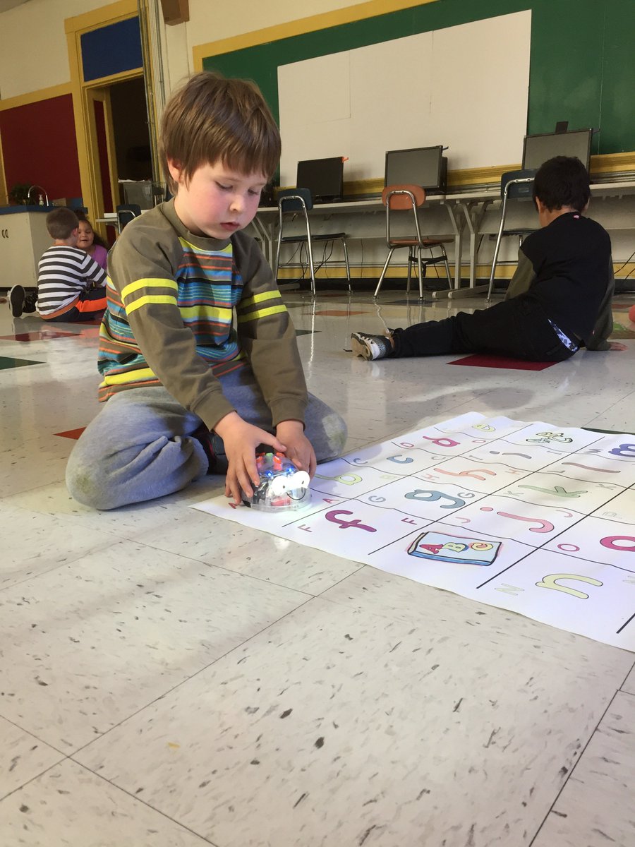 fsstechgps's tweet photo. Federal Street Kindergarten students learning how to code with the Blue Bots.  @nanput1 @Super_GPS #gpsk12ma https://t.co/EPQNHfRtqo