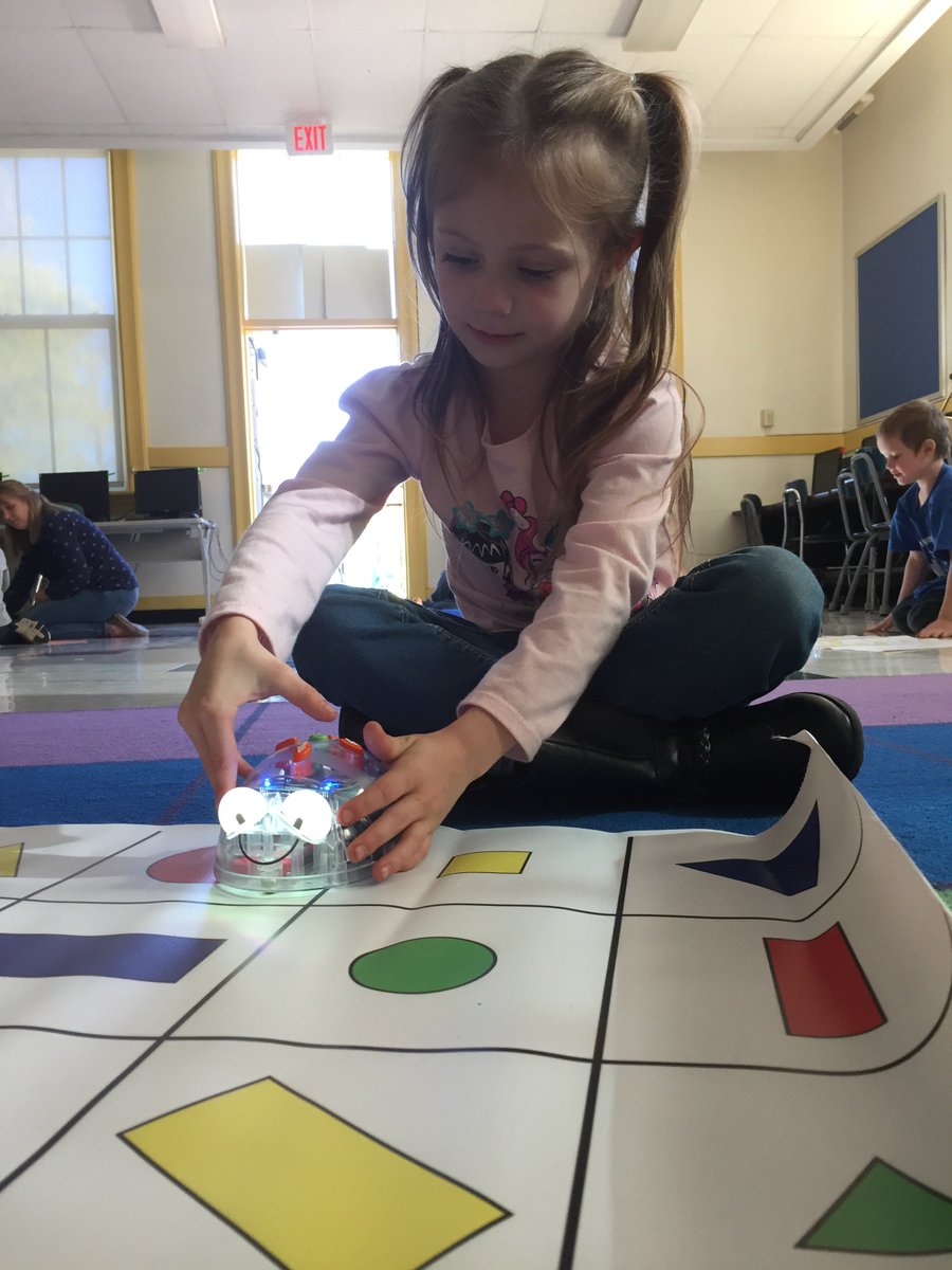 fsstechgps's tweet photo. Federal Street Kindergarten students learning how to code with the Blue Bots.  @nanput1 @Super_GPS #gpsk12ma https://t.co/EPQNHfRtqo