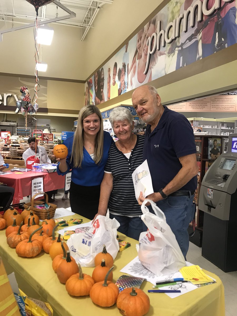 nicole_pezzino's tweet photo. #ChangingTheWorld #CommunityPharmacists @wilkespharm at @WeisMarkets #FallIntoHealthyHabits #APhM2017 https://t.co/Lr73b3QhV5