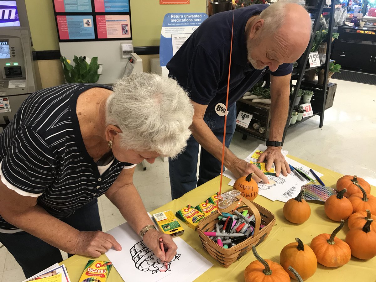 nicole_pezzino's tweet photo. #ChangingTheWorld #CommunityPharmacists @wilkespharm at @WeisMarkets #FallIntoHealthyHabits #APhM2017 https://t.co/Lr73b3QhV5