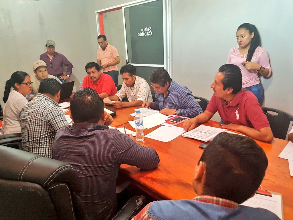 Prospera_MX's tweet photo. Reunión de trabajo con el Ayuntamiento de Tuzantán #Chiapas acordando acciones para dar seguimiento a las personas afectadas por el #Sismo https://t.co/MHWSY3PZUG
