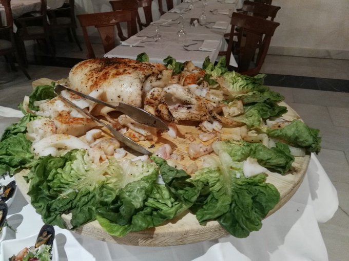 Cenando en el hotel cortes&iacute;a de la organizaci&oacute;n de la @eroticoalmeria que rico todo https://t.co/NQZ