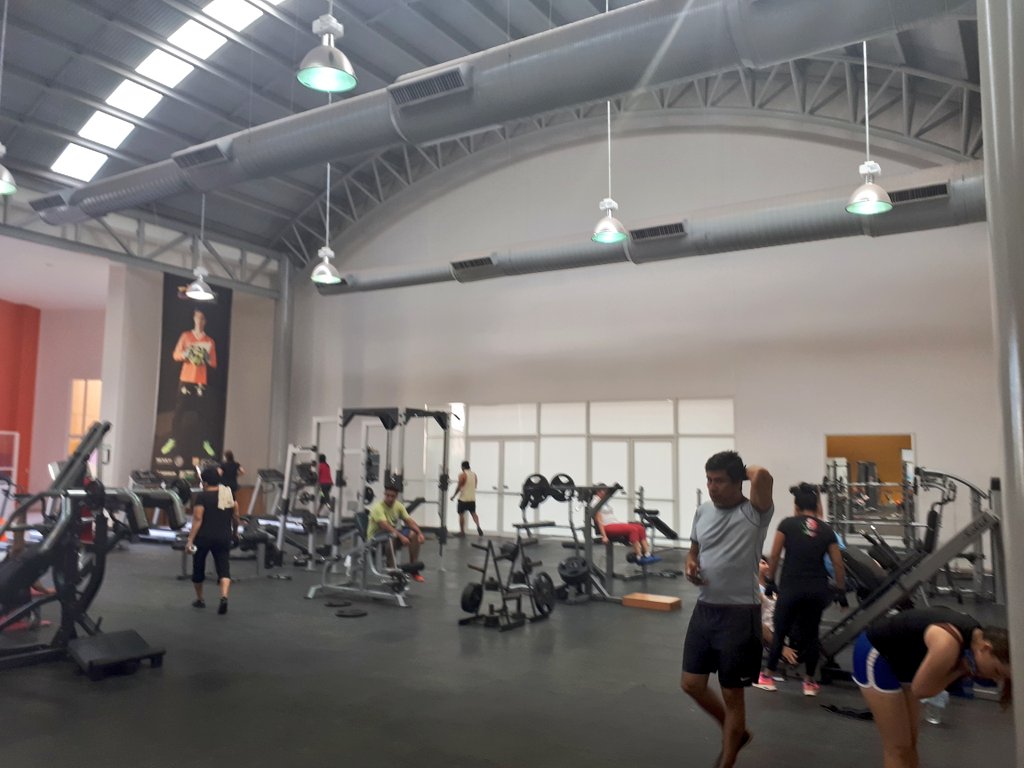 Disfruta y aprovecha el tiempo al máximo, pesas, aparatos y muro para escalar, además de entrenadores altamente capacitados #YoSoyJabonera