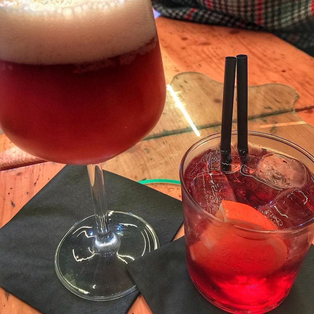 elna75it's tweet photo. Io e la mia #monkeyplanet #ipa e lui e il suo #Negronisbagliato a#leccomilano #brother and #sister #ais #italy #vi… https://t.co/anv8fS86I4 https://t.co/mFlgJWkVb4