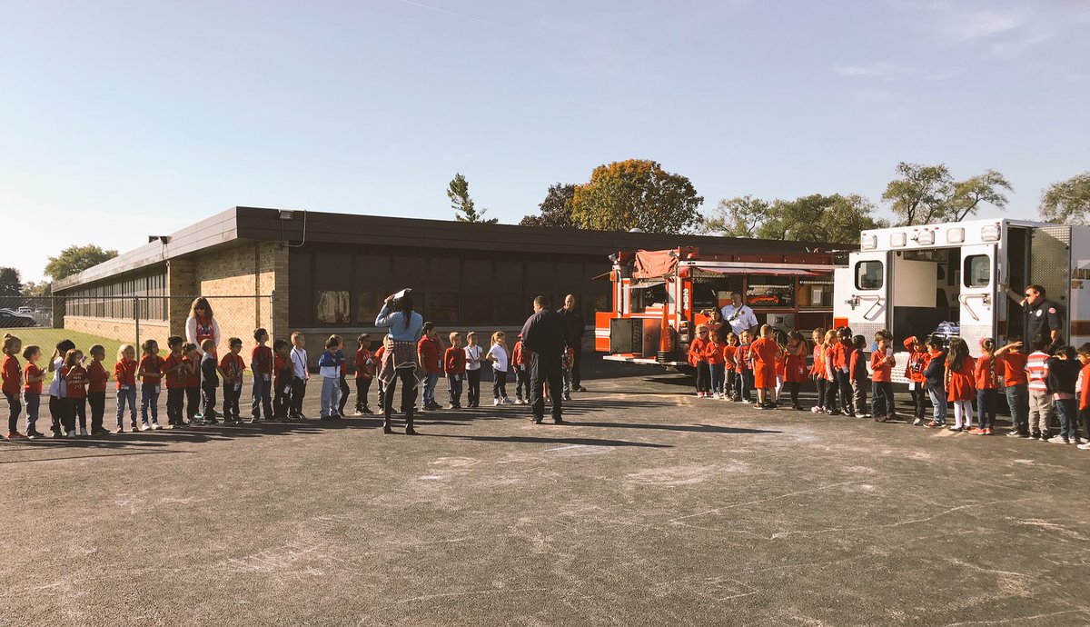 CariCB79's tweet photo. @harryefryschool kids did great today. Thank you BurbankFD for coming by & talk about fire safety. #burbankFD #FryPossibilities #Burbank111 https://t.co/gzBmlkKvFo