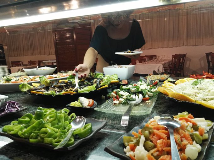 Cenando en el hotel cortes&iacute;a de la organizaci&oacute;n de la @eroticoalmeria que rico todo https://t.co/NQZ