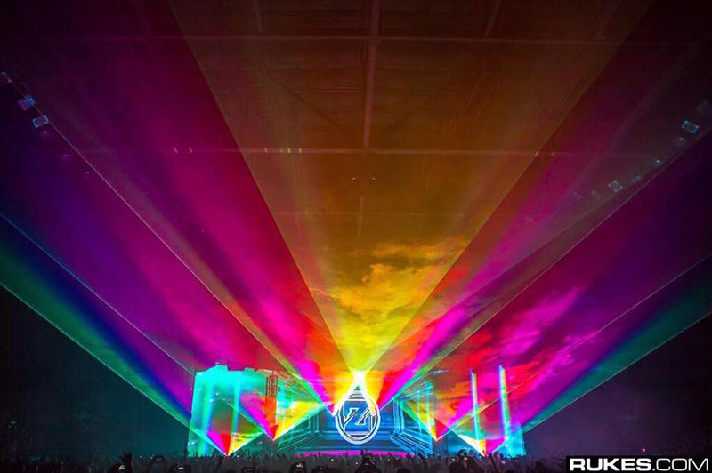 ZeddStyle's tweet photo. Rainbow visuals 🌈🌈🌈🌈 #TrueColorsTour vs #EchoTour https://t.co/CZSiQSFp2B