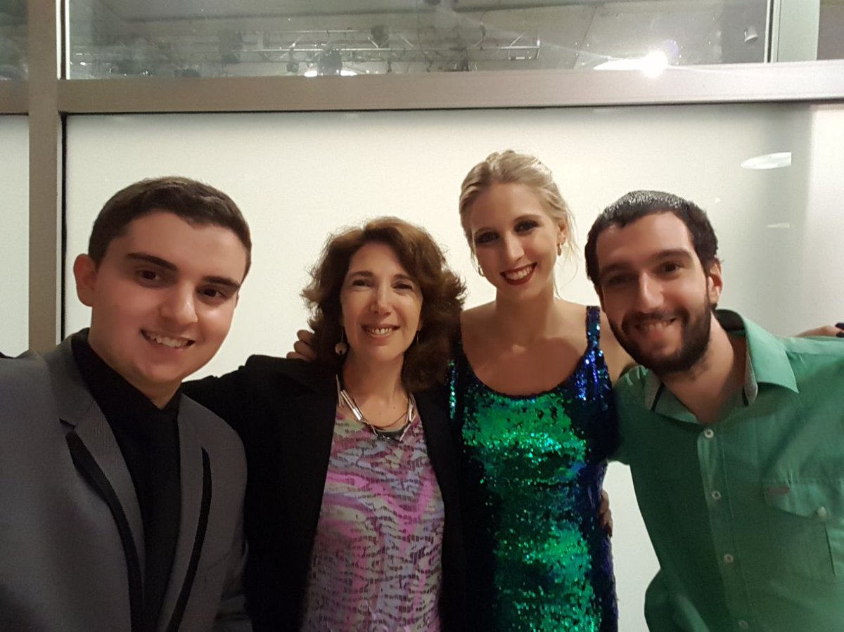 marcospelayo94's tweet photo. Con dos grandes compañeros y una gran profesora, Silvana Seilguer!!! #EgresadosISEC @ISEC_Edu @AndresCatalini @CarmuCastro https://t.co/XZ2FNGZDTc
