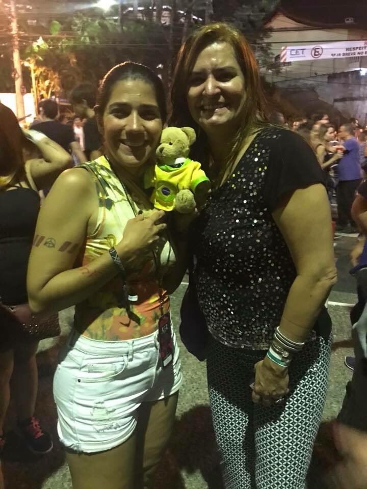 Joshuathebearu2's tweet photo. Guardian handover in São Paulo....Ju Sarda hands over to  Adra. Thank you to Ju Sarda for all Joshua’s adventures..❤️🐻🇧🇷 #joshuathebearu2 https://t.co/uFfhHXOeig