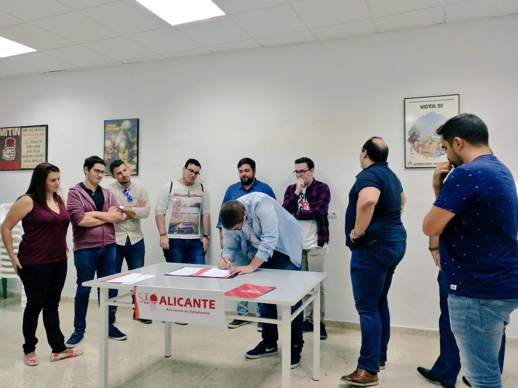 sao_uv's tweet photo. ✏️ El nostre Coordinador Pau Haro (@haro_pau) firma l'acta de constitució de SAO Alacant

✊Ho fem possible, fem SAO! https://t.co/rSsFVnLDT1