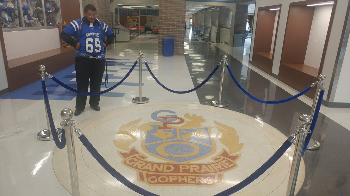 MathManCalc's tweet photo. Chris Simpson Ferrer is taking in the new stanchions.  Love the Gopher blue velvet! https://t.co/0fGwFWtyLO