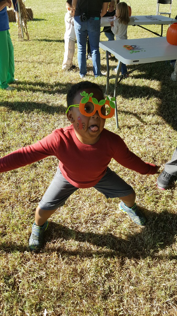 Healed011209's tweet photo. What a great time at the #pumpkinpatch with Greysons class. We made #pumpkinglasses and of course Grey had to be his silly self 🤣❤ https://t.co/1rTVt36VyQ