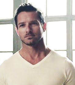 Peter Hale.

-Hombre lobo.
-Omega.

"No soy parte de la manada, pero a nadie le gusta un nazi".

¿rt?