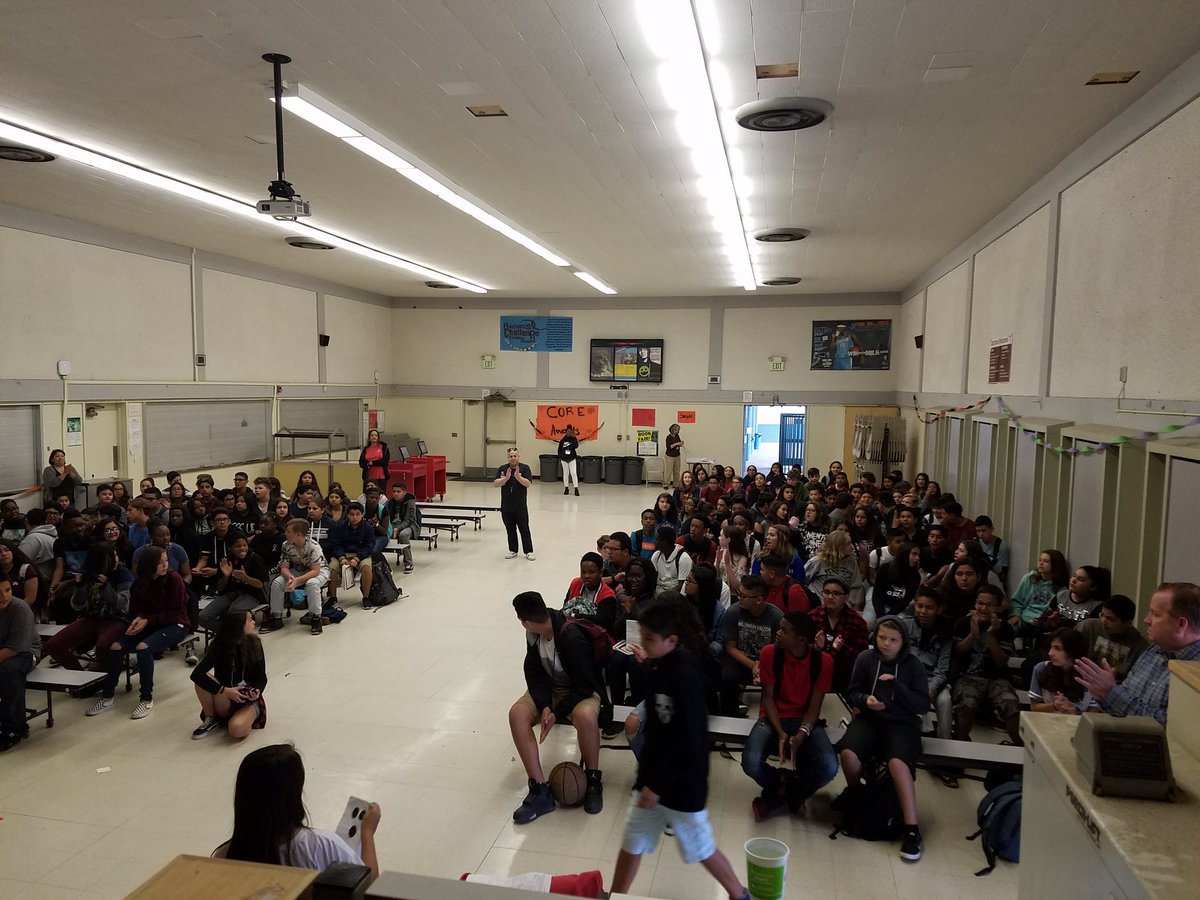 THMSWEBcrew's tweet photo. #THMSWEBcrew putting on the core awards. So amazing having students recognizing their peers achievements. @THMS_CJUSD @ColtonJUSD https://t.co/DLIsOhUP5y