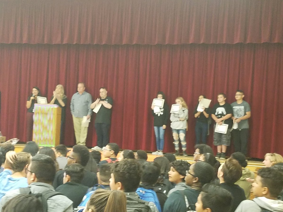 THMSWEBcrew's tweet photo. #THMSWEBcrew putting on the core awards. So amazing having students recognizing their peers achievements. @THMS_CJUSD @ColtonJUSD https://t.co/DLIsOhUP5y