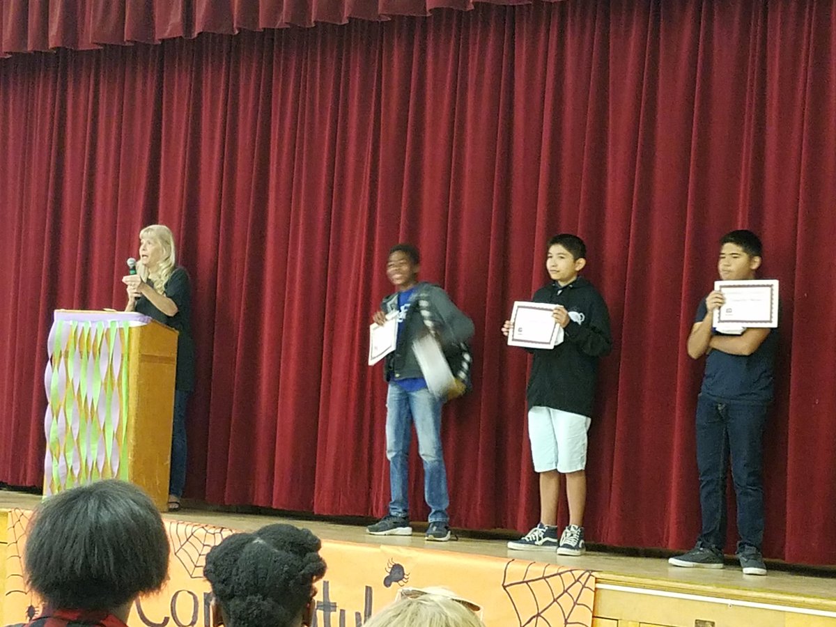 THMSWEBcrew's tweet photo. #THMSWEBcrew putting on the core awards. So amazing having students recognizing their peers achievements. @THMS_CJUSD @ColtonJUSD https://t.co/DLIsOhUP5y