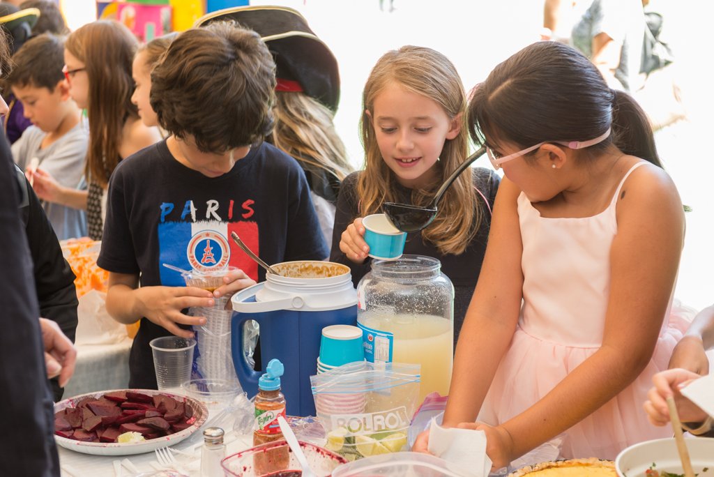 LiceoFrancoMx's tweet photo. Connaitre les produits de la Terre (fruits et légumes)
Un buffet gastronomique dans la cour avec tous les CM1 et les parents. #legout2017 https://t.co/v9PL3uAPMH