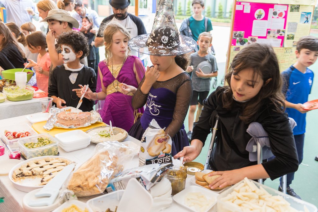 LiceoFrancoMx's tweet photo. Connaitre les produits de la Terre (fruits et légumes)
Un buffet gastronomique dans la cour avec tous les CM1 et les parents. #legout2017 https://t.co/v9PL3uAPMH