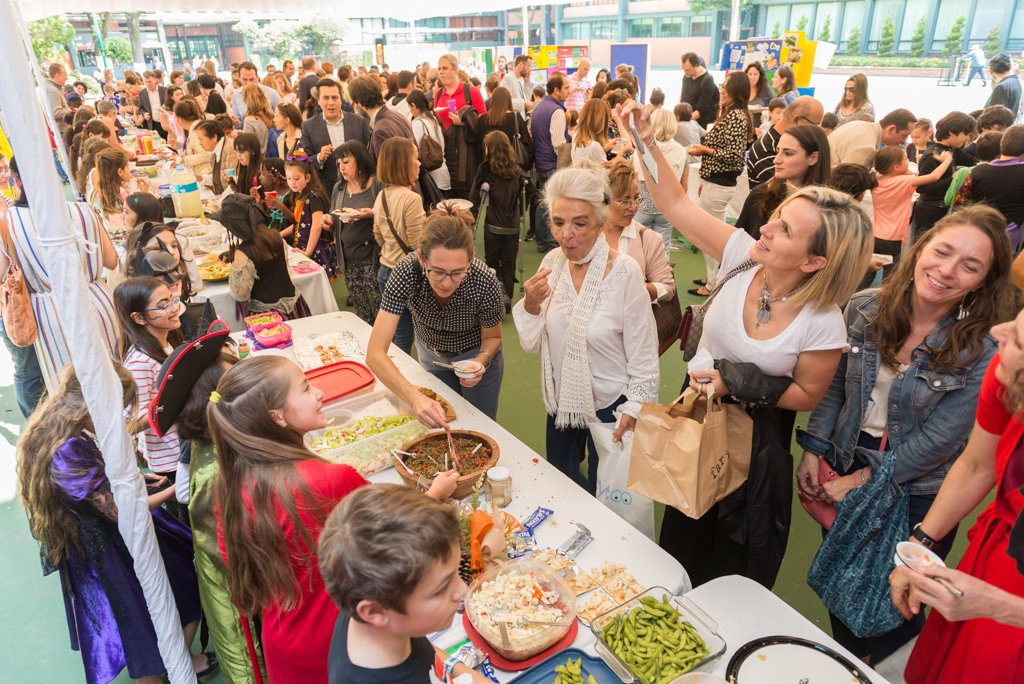LiceoFrancoMx's tweet photo. Connaitre les produits de la Terre (fruits et légumes)
Un buffet gastronomique dans la cour avec tous les CM1 et les parents. #legout2017 https://t.co/mzrRqKW5t4