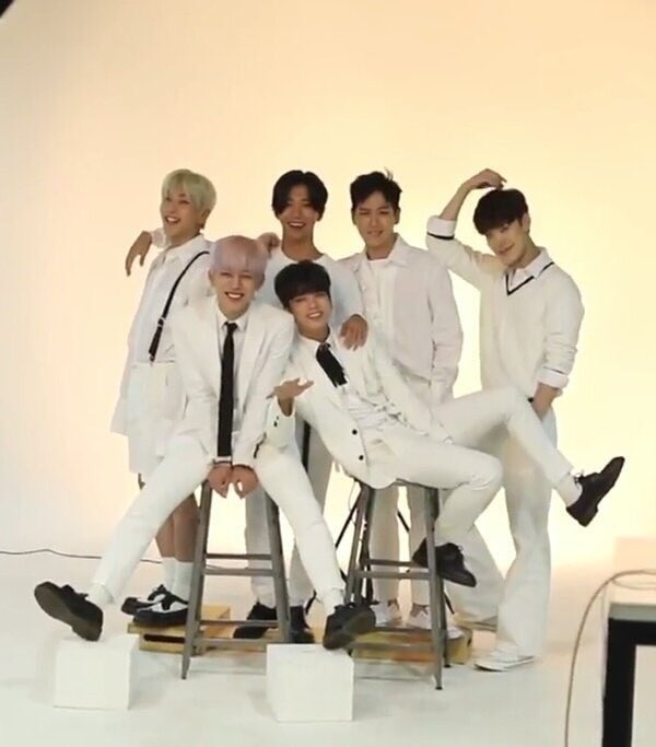 BAP_Vault's tweet photo. BAP recreating their debut picture 😍 https://t.co/dD5azZfwMJ