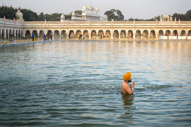 These documentary style photographs will make you wish you were in India... peopleofprint.com/solo-artist/ya… <a href="/peopleofprint/">People of Print</a>