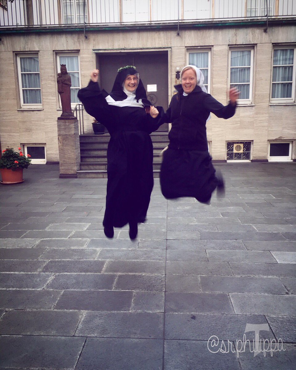 sr_philippa's tweet photo. Wir stehen mit beiden Beinen fest in den Wolken😇 Voller #Lebensfreude haben wir vor einer Woche die #Profess von Sr. M. Elisabeth gefeiert https://t.co/kGVLlFJCHh