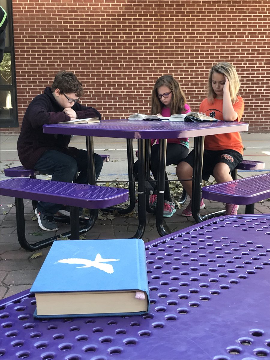 HAGrade5_R's tweet photo. Beautiful day to read outside. #5thgradereads https://t.co/iiIoBOLk0a