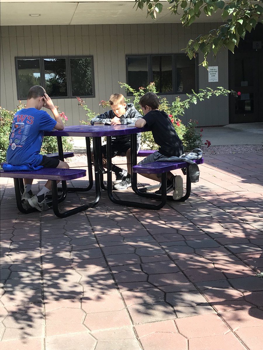 HAGrade5_R's tweet photo. Beautiful day to read outside. #5thgradereads https://t.co/iiIoBOLk0a