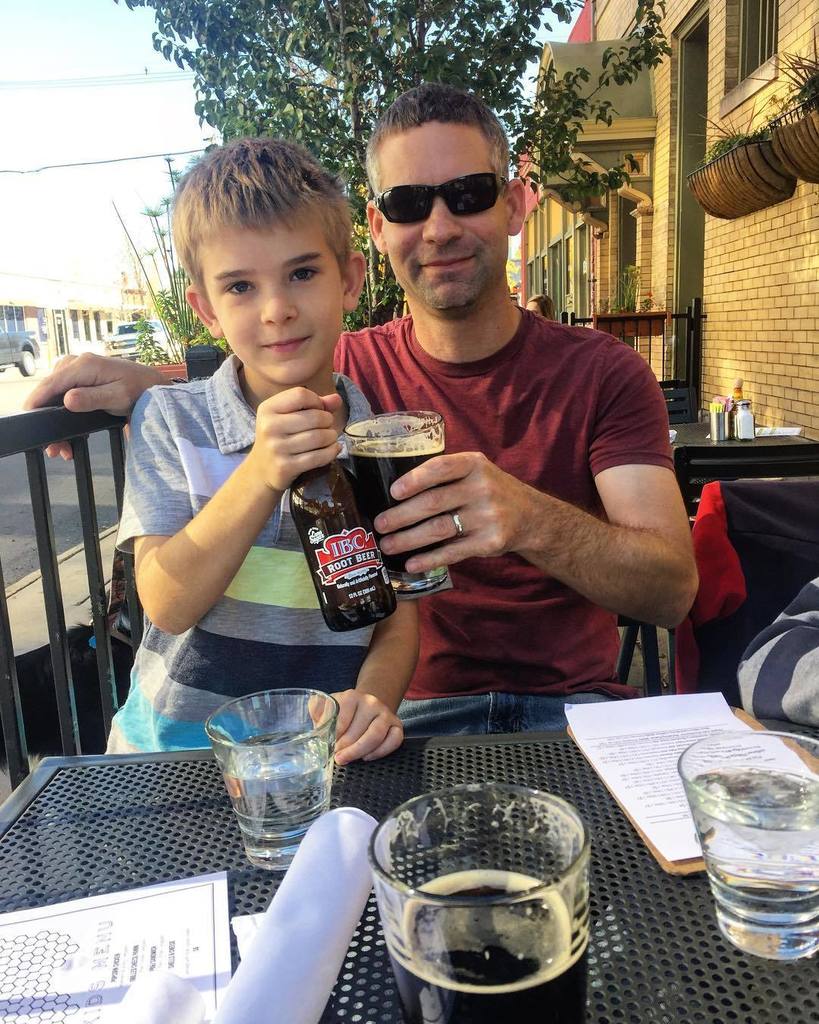 jencoleICT's tweet photo. Cheers, we're in Denver! 🍻🍻 | #craftbeerlover #rootbeerlove #boymom #fridayvibes #denvereats #denverbeer #breckbrew #autumnale https://t.co/ZT2zgP0P2m