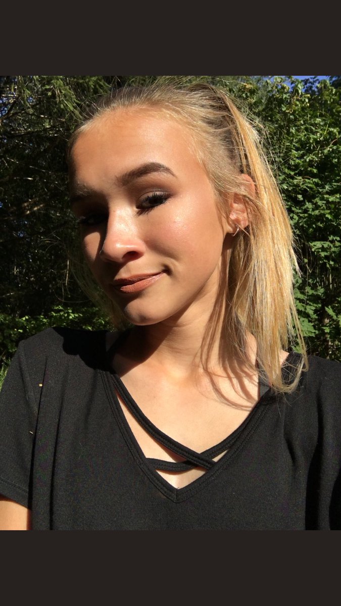 CarlaGoss2's tweet photo. Happy Birthday to my oldest girl! I love you! 😘 https://t.co/qLBPZ6f6ws