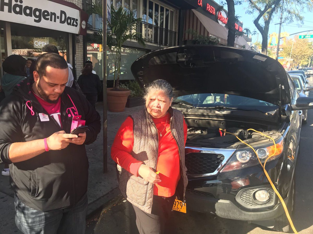 Magenta glove service! Sync up and drive while giving our customer a Jump ⭐️ <a href="/kfsiller/">Ken Siller</a> <a href="/Cmorais80/">Carlos Morais</a> <a href="/TMobile/">T-Mobile</a> <a href="/julioradney/">Julio C Radney</a>