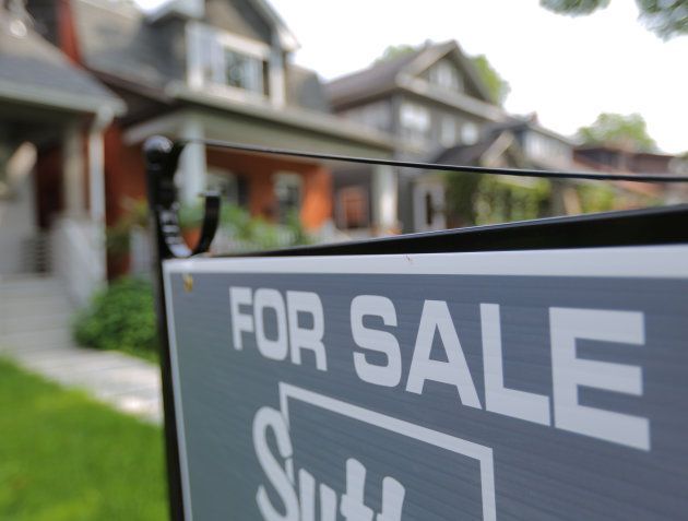 TerenceYoo's tweet photo. Lending rates are up, though apparently not enough to cool the #GTA housing market: https://t.co/9FL7kZ6ARx #ToRE #RealEstate https://t.co/rTZ6bmiush