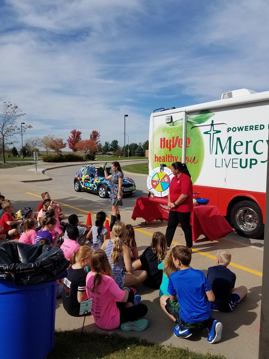 MapleGrovePE's tweet photo. Hyvee dietician and pharmacist teaching us about making healthy choices! #sharpenthesawday2017 https://t.co/NBxdsLTOrz