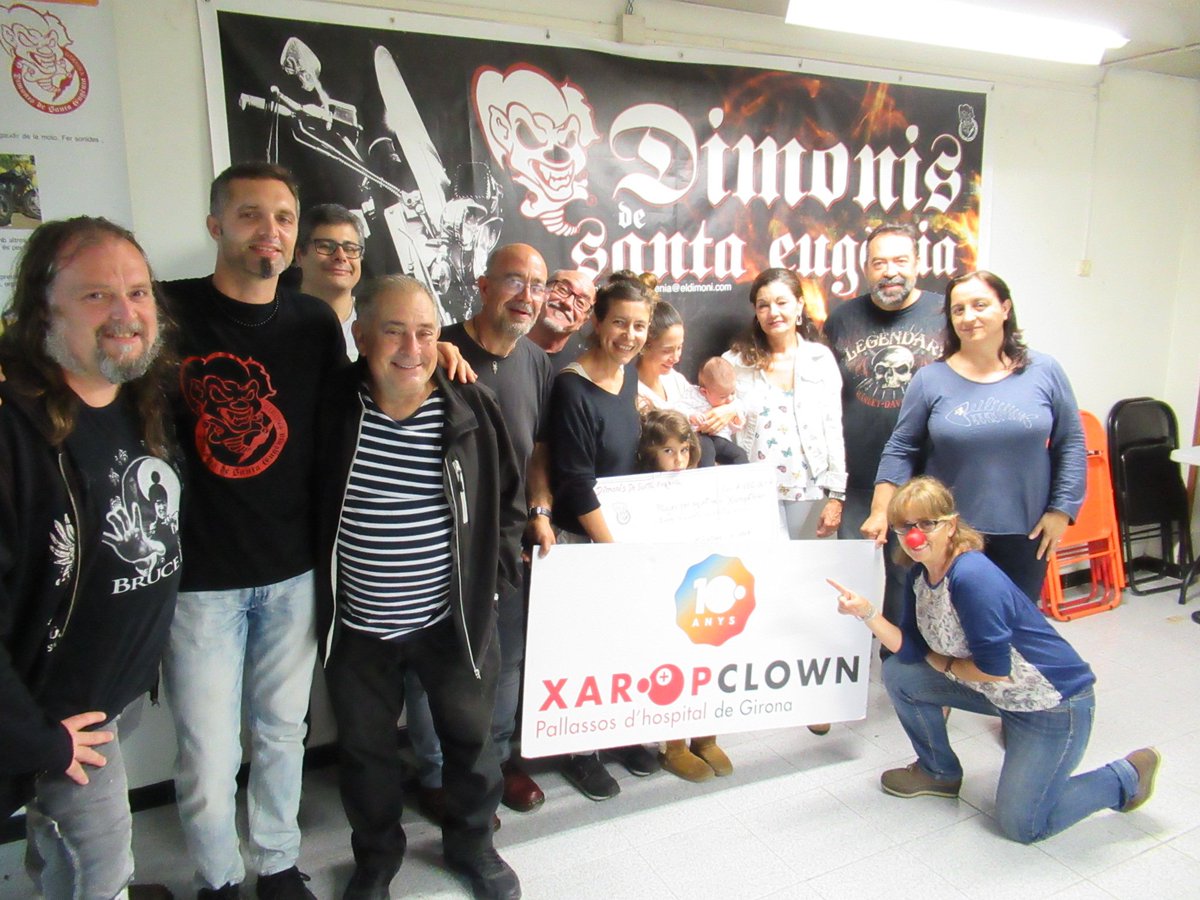 eldimonipuntcom's tweet photo. :: Els Dimonis de Santa Eugènia @dimonigran han lliurat un taló de 660€ a @xaropclown, recollits a la trobada motera eugenienca de l'11-S https://t.co/BqYUF5D5s7
