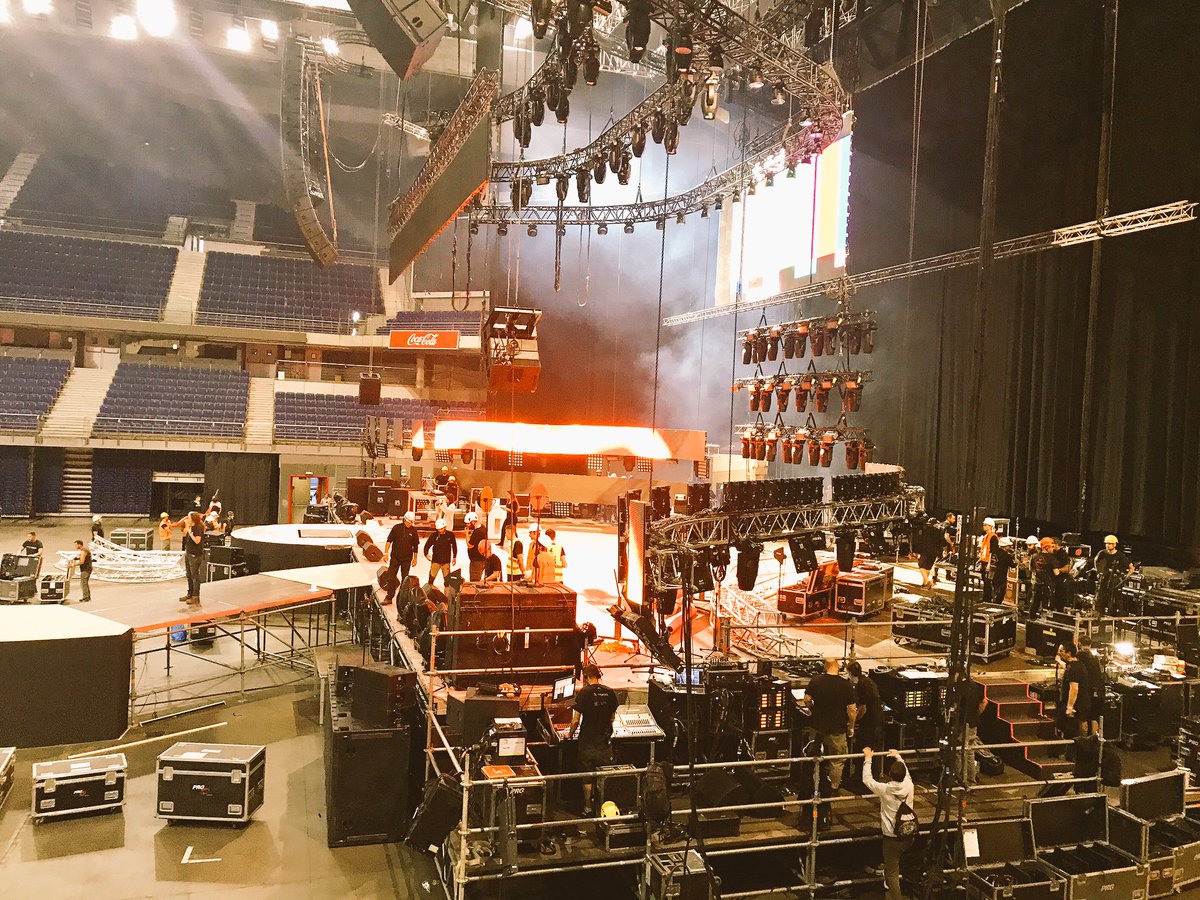 intromusica_pro's tweet photo. Seguimos con el montaje de la 7ª edición del #CCME. Mañana esperan muchas sorpresas. #SoldOut apertura puertas 16:30 h https://t.co/H6v5WiFCUo