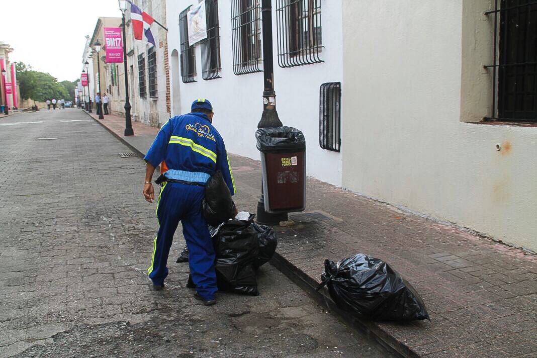 AlcaldiaDN's tweet photo. Nuestro equipo de Aseo Urbano, garantizando la limpieza de la Ciudad Colonial. #SDesModa #DM2017 https://t.co/5taBkNtPIT