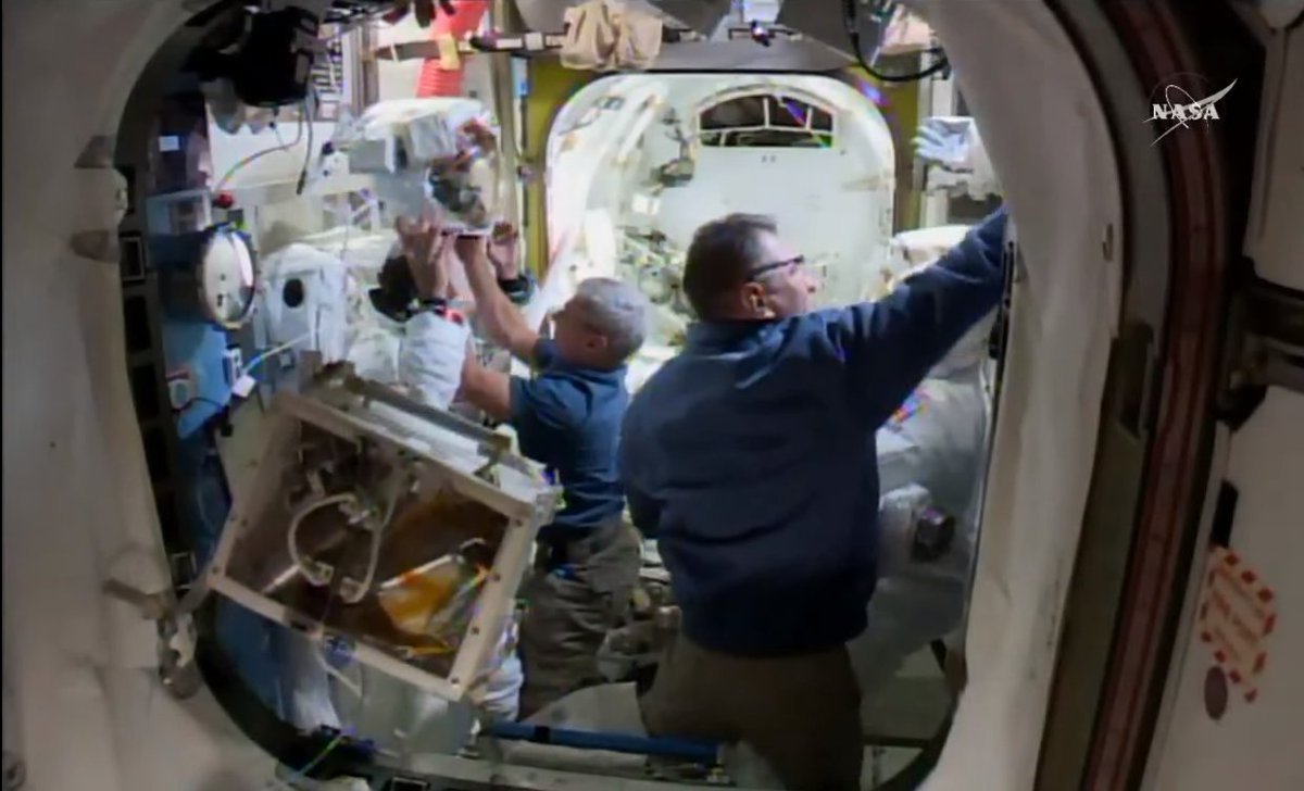 Bottlaeric's tweet photo. #ISS #EVA46 Les deux astronautes sont pris en charge par leurs collègues! Ils ont passé officiellement 6h49m hors de l'ISS!
Article à venir https://t.co/sw3eTt5b5M